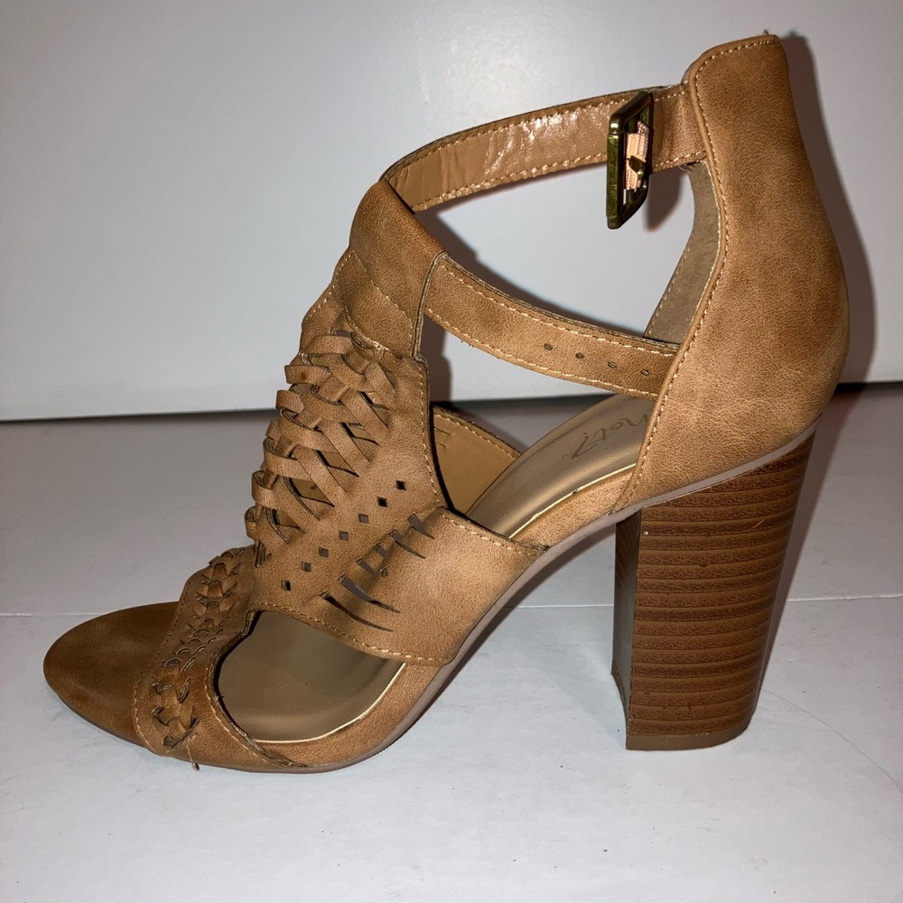 Y Not Heels Women’s Size Between 9-10